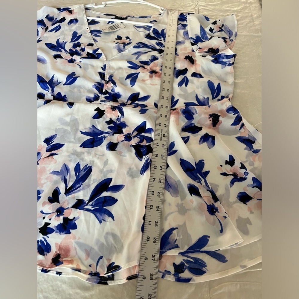 Torrid Ivory & Blue Floral Peplum Blouse flutter sleeves Size 2 2X 18-20 NWT - Picture 6 of 9